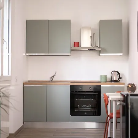 Апартаменти Zina - Rosso - 10 Min From Centre And Airport Бергамо